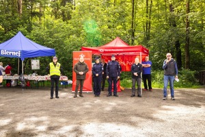 Zdjęcie przedstawia uczestników i organizatorów Siódmego Wojewódzkiego Półmaratonu Górskiego o Puchar Komendanta Wojewódzkiego Policji w Katowicach
