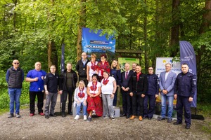 Zdjęcie przedstawia uczestników i organizatorów Siódmego Półmaratonu Górskiego o Puchar Komendanta Wojewódzkiego Policji w Katowicach