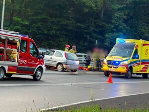 Zdjęcie przedstawia wypadek drogowy z udziałem osobowego Opla koloru srebrnego. Zdjęcia udostępnione przez portal Żywiec112
