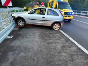 Zdjęcie przedstawia wypadek drogowy z udziałem osobowego Opla koloru srebrnego. Zdjęcia udostępnione przez portal Żywiec112