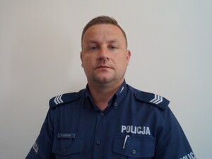 Zdjęcie przedstawia dzielnicowego Komisariatu Policji w Łodygowicach, sierżanta sztabowego Łukasza Laszczaka