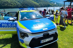 Zdjęcie przedstawia dzieci ze szkoły podstawowej podczas prelekcji prowadzonej przez policjanta w związku z akcja profilaktyczną "Kręci mnie bezpieczeństwo w lecie"