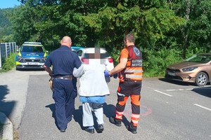 Dzielnicowy z Komisariatu Policji w Węgierskiej prowadzi wraz z ratownikiem medycznym starszą kobietę
