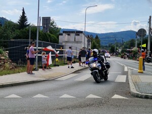 zdjęcie kolorowe, policjant na motocyklu