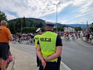 zdjęcie kolorowe, policjant wstrzymuje ruch