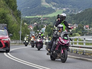 zdjęcie kolorowe, kamerzysta na motocyklu
