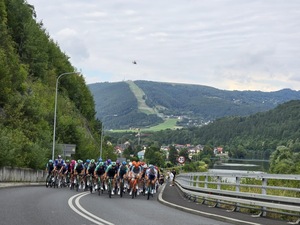 zdjęcie kolorowe, peleton rowerzystów