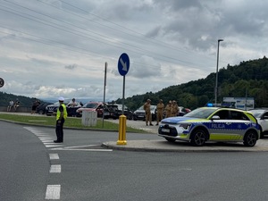 zdjęcie kolorowe, radiowóz blokuje ruch