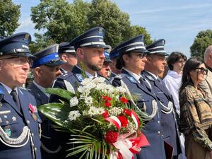Uroczystość odsłonięcia tablicy upamiętniającej przodownika Policji Państwowej Józefa Szczepanika na cmentarzu w Żywcu