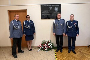 Uroczystość odsłonięcia tablicy upamiętniającej przodownika Policji Państwowej Józefa Szczepanika na cmentarzu w Żywcu