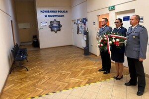 Uroczystość odsłonięcia tablicy upamiętniającej przodownika Policji Państwowej Józefa Szczepanika na cmentarzu w Żywcu