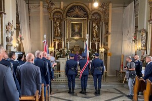 Uroczystość odsłonięcia tablicy upamiętniającej przodownika Policji Państwowej Józefa Szczepanika na cmentarzu w Żywcu