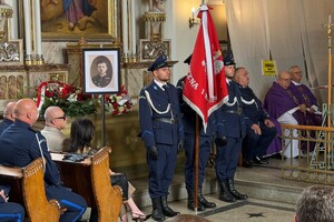 Uroczystość odsłonięcia tablicy upamiętniającej przodownika Policji Państwowej Józefa Szczepanika na cmentarzu w Żywcu