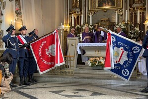 Uroczystość odsłonięcia tablicy upamiętniającej przodownika Policji Państwowej Józefa Szczepanika na cmentarzu w Żywcu