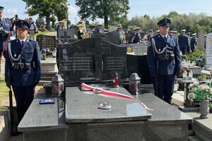 Uroczystość odsłonięcia tablicy upamiętniającej przodownika Policji Państwowej Józefa Szczepanika na cmentarzu w Żywcu