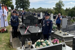 Uroczystość odsłonięcia tablicy upamiętniającej przodownika Policji Państwowej Józefa Szczepanika na cmentarzu w Żywcu