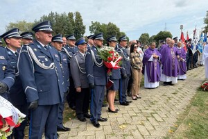 Uroczystość odsłonięcia tablicy upamiętniającej przodownika Policji Państwowej Józefa Szczepanika na cmentarzu w Żywcu