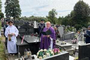 Uroczystość odsłonięcia tablicy upamiętniającej przodownika Policji Państwowej Józefa Szczepanika na cmentarzu w Żywcu