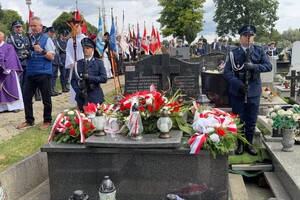 Uroczystość odsłonięcia tablicy upamiętniającej przodownika Policji Państwowej Józefa Szczepanika na cmentarzu w Żywcu