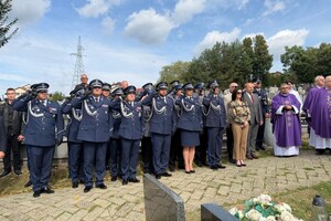 Uroczystość odsłonięcia tablicy upamiętniającej przodownika Policji Państwowej Józefa Szczepanika na cmentarzu w Żywcu