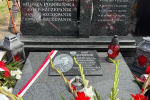 Uroczystość odsłonięcia tablicy upamiętniającej przodownika Policji Państwowej Józefa Szczepanika na cmentarzu w Żywcu
