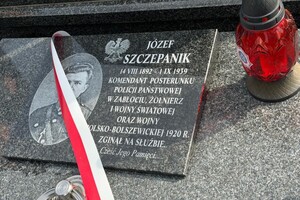 Uroczystość odsłonięcia tablicy upamiętniającej przodownika Policji Państwowej Józefa Szczepanika na cmentarzu w Żywcu