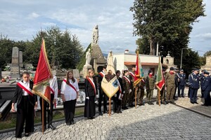 Uroczystość odsłonięcia tablicy upamiętniającej przodownika Policji Państwowej Józefa Szczepanika na cmentarzu w Żywcu