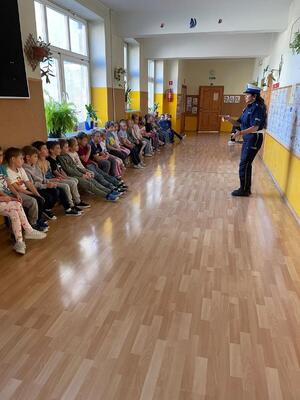 Policjanci podczas prelekcji dla uczniów klas pierwszych szkół podstawowych