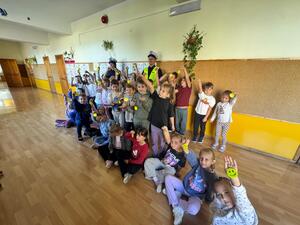 Policjanci podczas prelekcji dla uczniów klas pierwszych szkół podstawowych