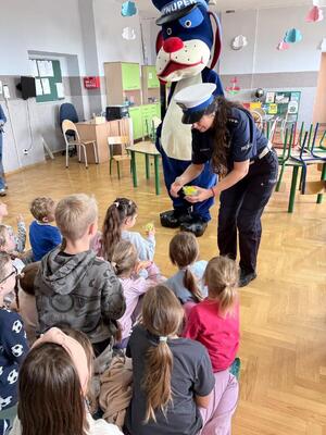 Policjanci podczas prelekcji dla uczniów klas pierwszych szkół podstawowych