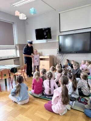 Policjanci podczas prelekcji dla uczniów klas pierwszych szkół podstawowych