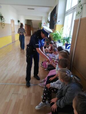Policjanci podczas prelekcji dla uczniów klas pierwszych szkół podstawowych