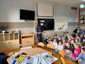 Policjanci podczas prelekcji dla uczniów klas pierwszych szkół podstawowych