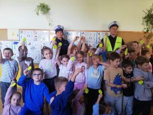 Policjanci podczas prelekcji dla uczniów klas pierwszych szkół podstawowych