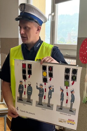 Policjanci podczas prelekcji dla uczniów klas pierwszych szkół podstawowych