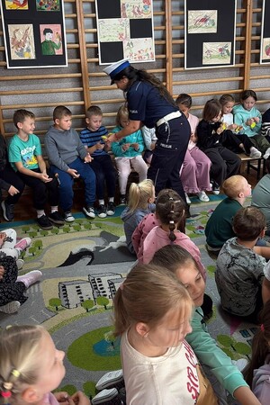 Policjanci podczas prelekcji dla uczniów klas pierwszych szkół podstawowych