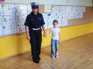 Policjanci podczas prelekcji dla uczniów klas pierwszych szkół podstawowych