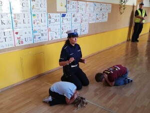 Policjanci podczas prelekcji dla uczniów klas pierwszych szkół podstawowych