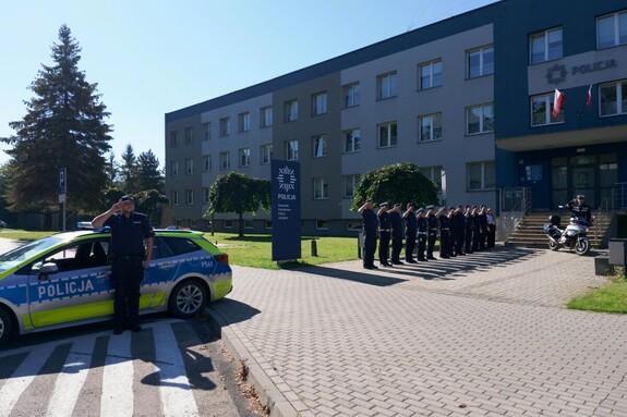 Żywieccy policjanci oddający hołd zmarłemu policjantowi